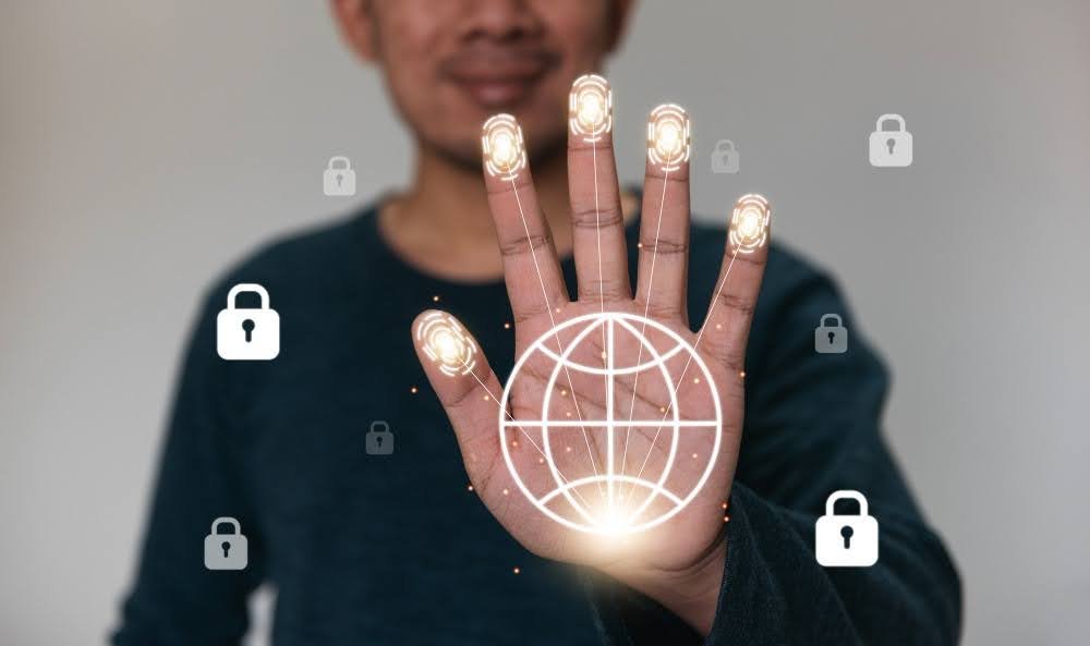 Imagem de uma mão com sinais digitais simbolizando a proteção de rede