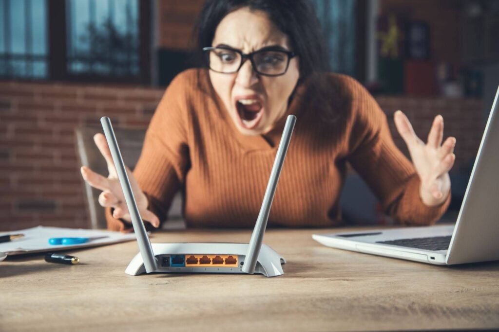 Mulher frustrada com falha na rede wi-fi