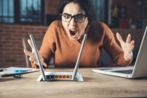 Mulher frustrada com falha na rede wi-fi